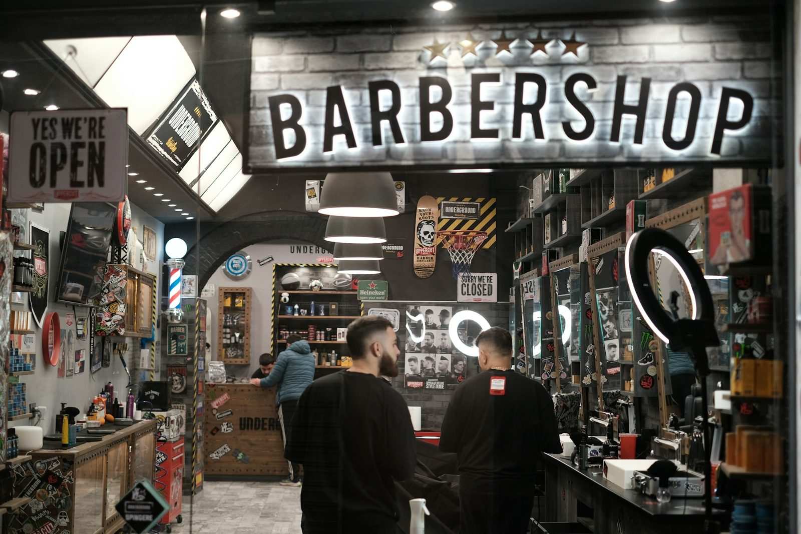 Entrada de una barbería con su letrero iluminado