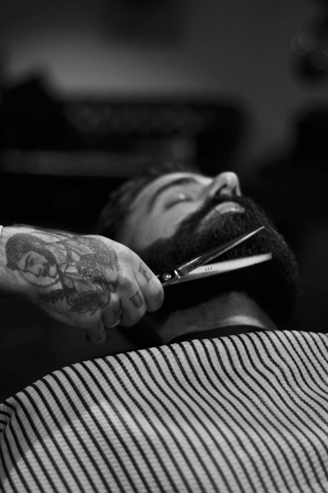 Arreglo de barba con tijera, en blanco y negro