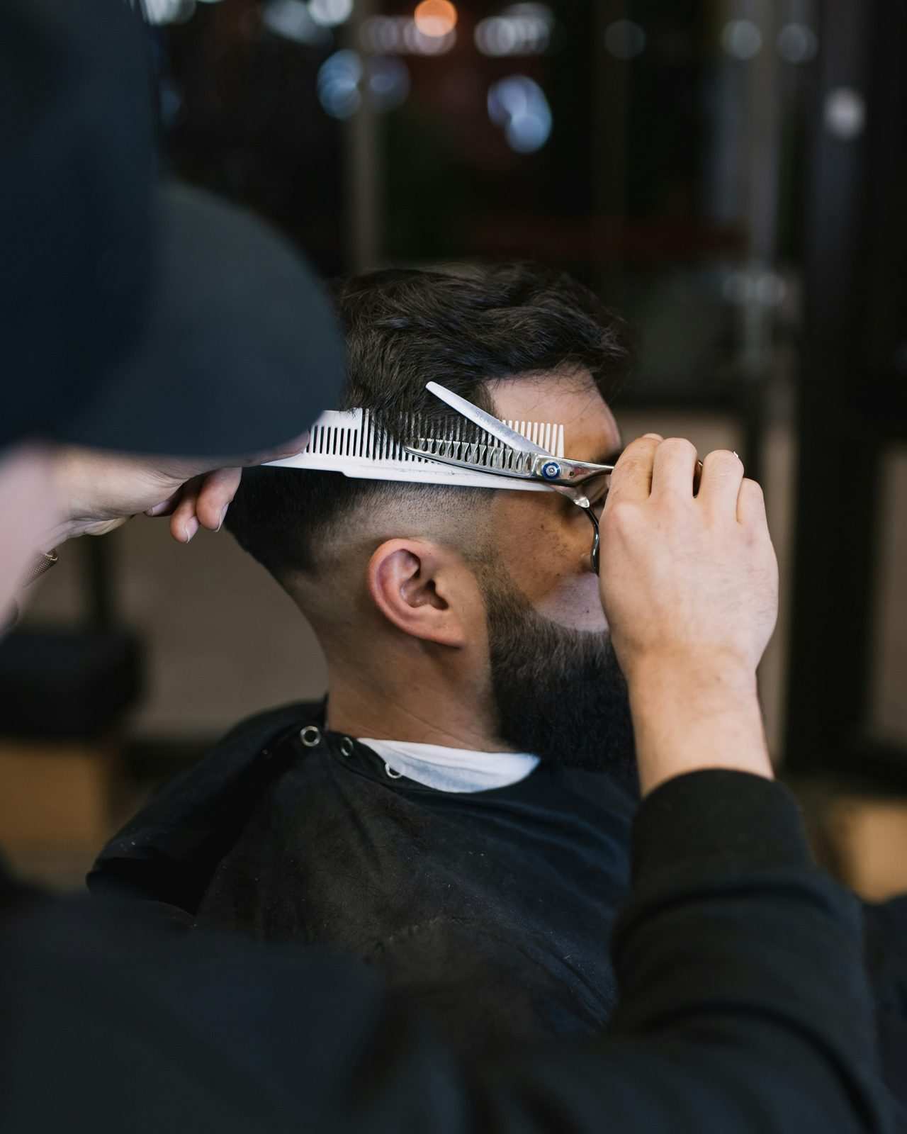 Corte con tijera sobre peine en un degradado