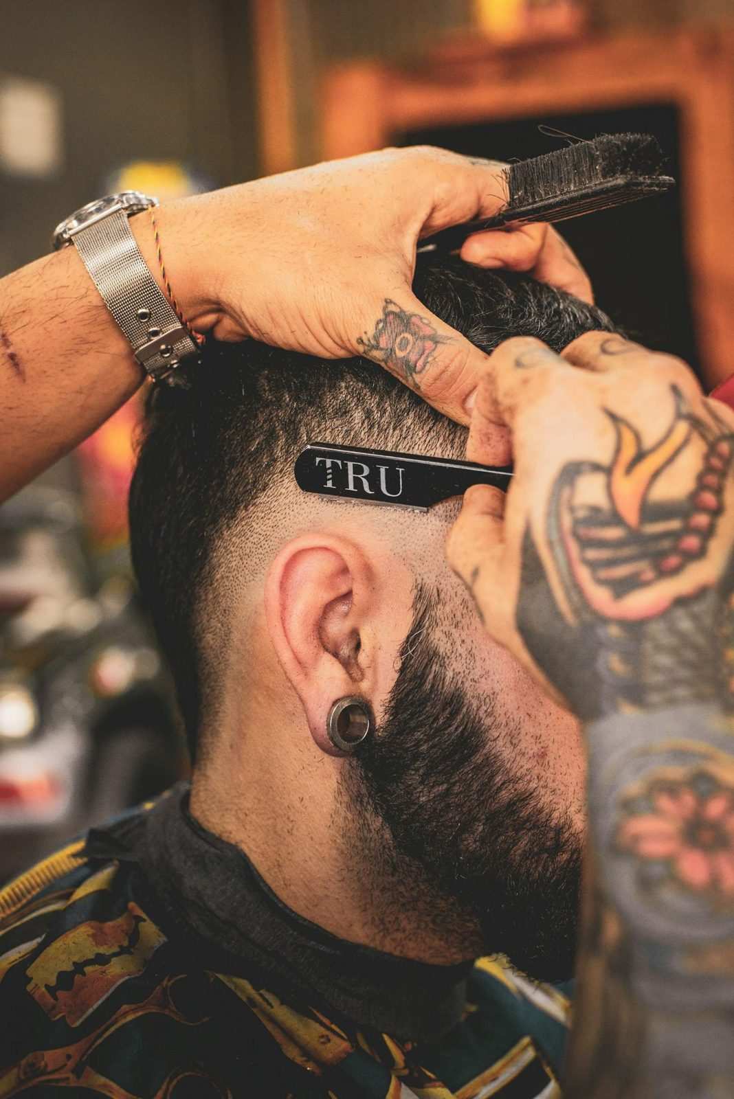 Contorno con navaja junto a la oreja
